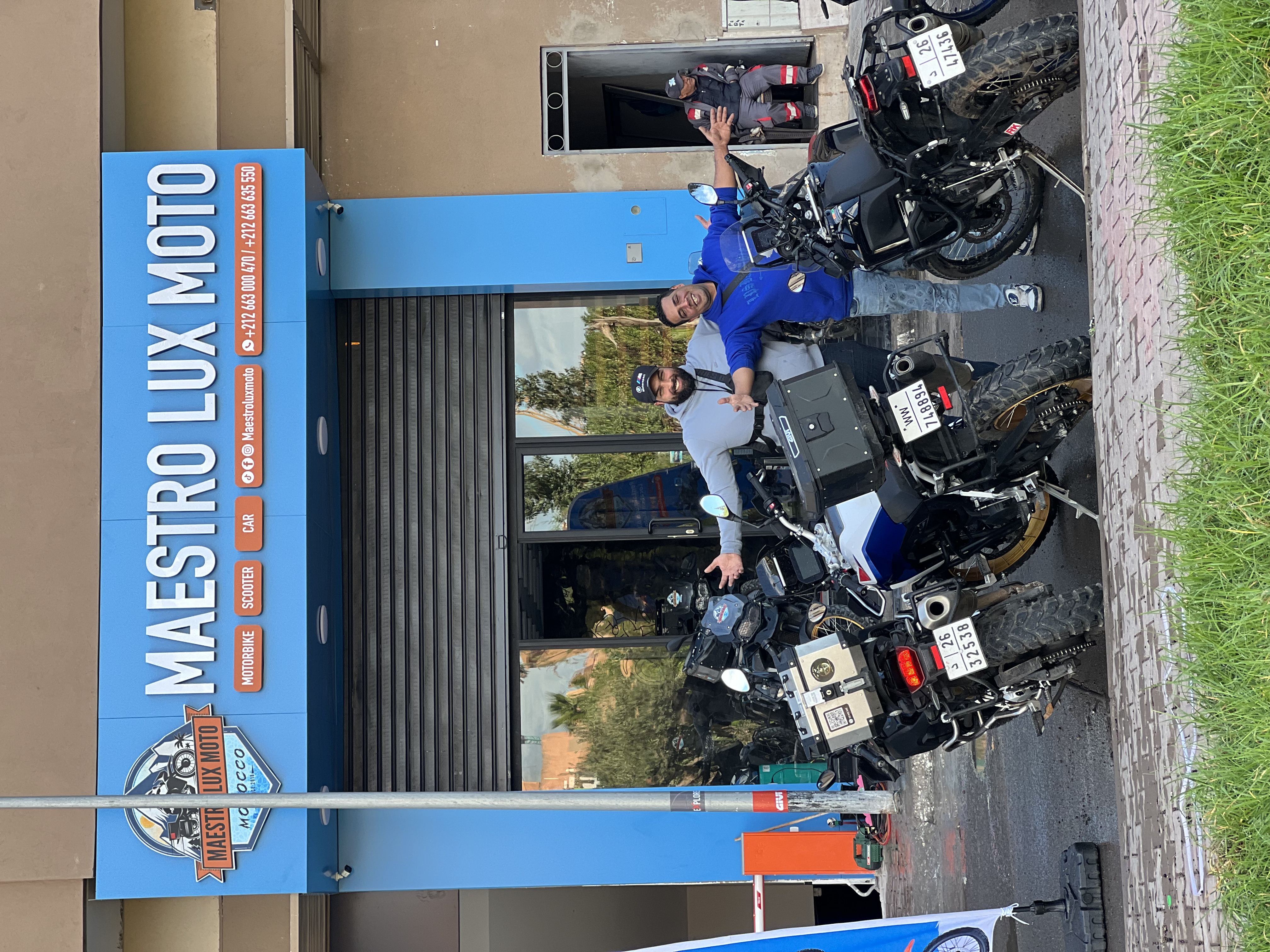Maestro Lux Moto Marrakech vitrine avec les motards et motos